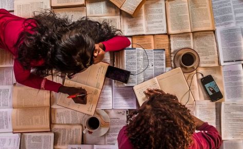 «Mujeres migrantes» con Editorial Graviola